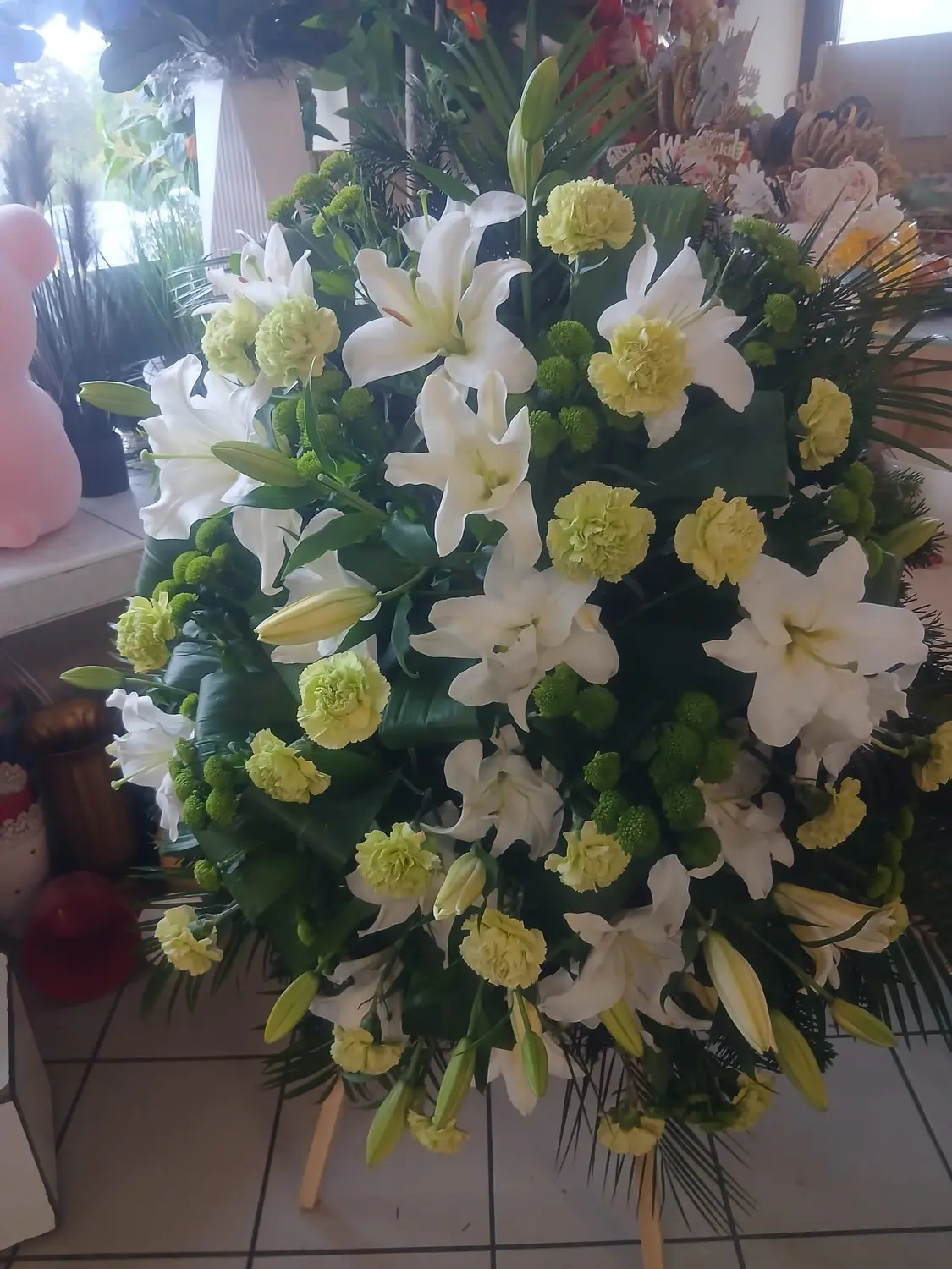 Wieniec z białych lilii i goździków — Kwiaciarnia Aga