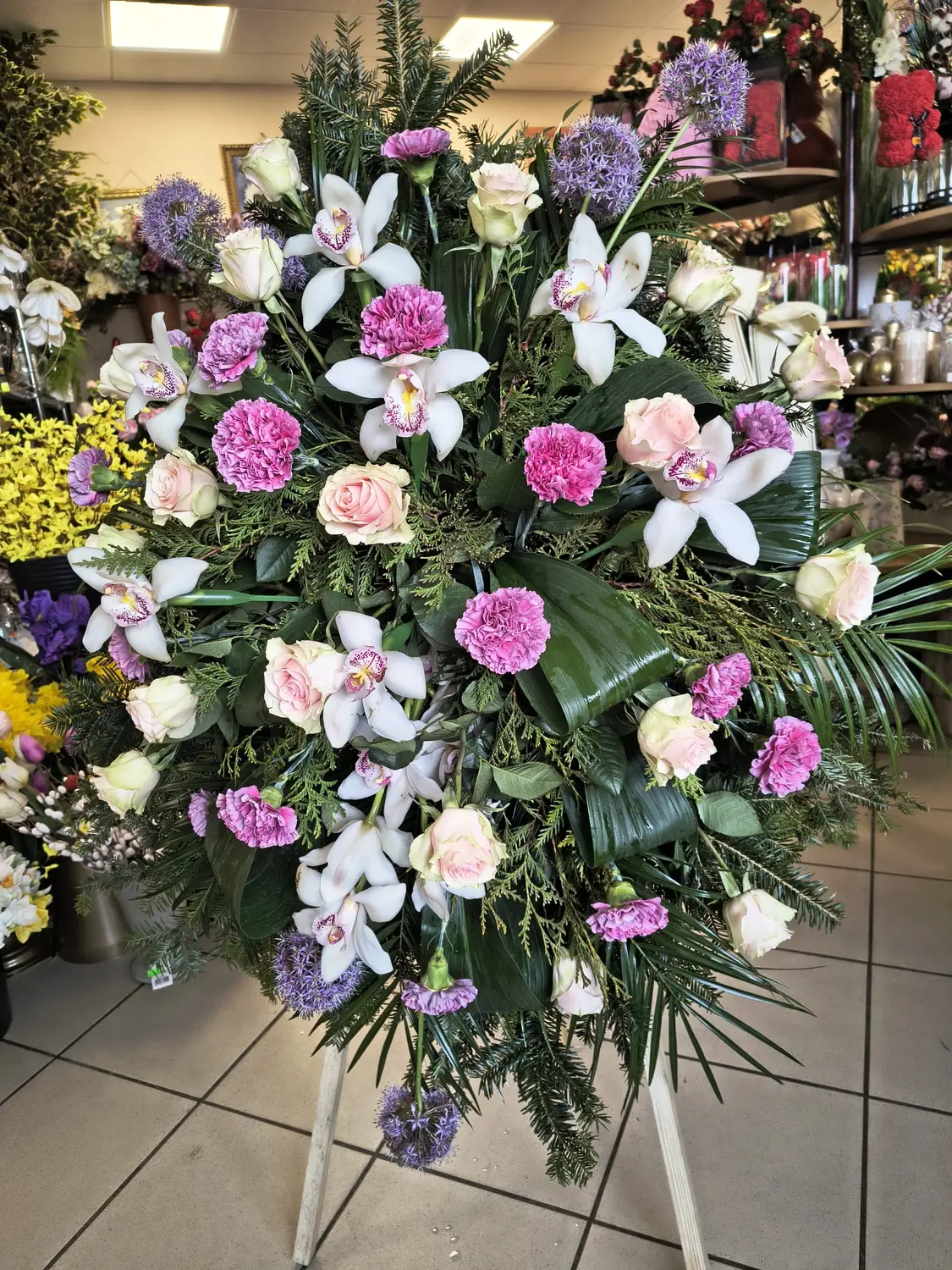 Wieniec pastelowy z orchideami — Kwiaciarnia Aga