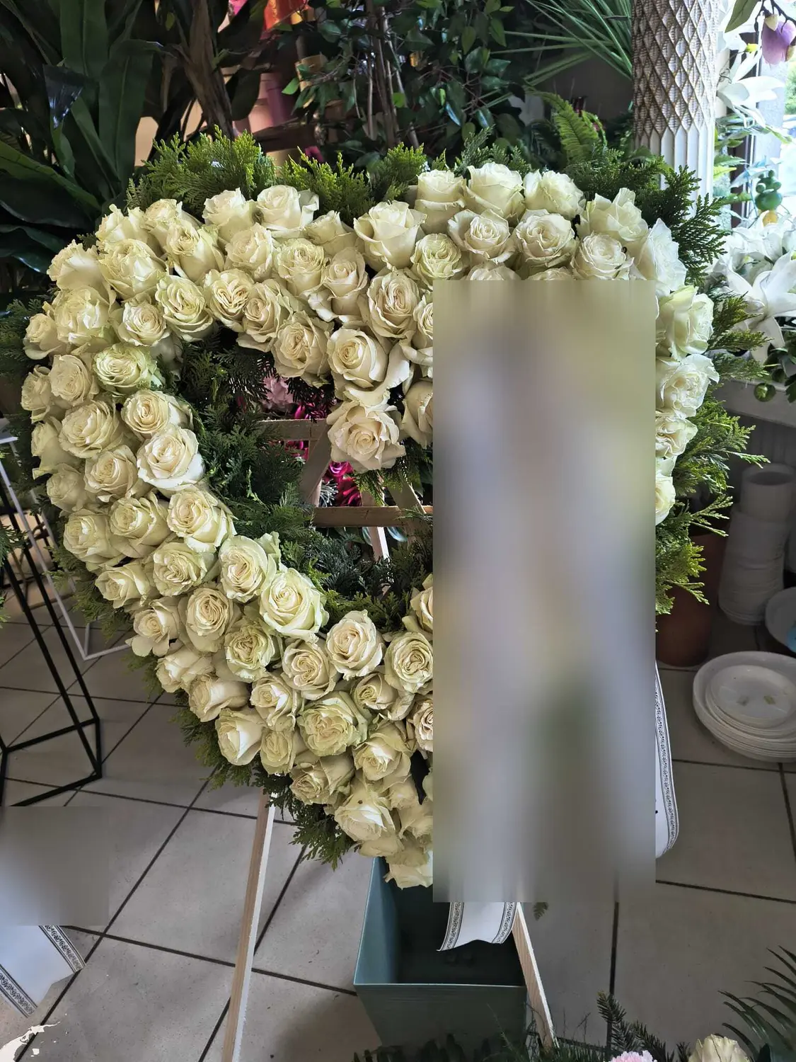 Serce z białych róż ze wstęgą — Kwiaciarnia Aga
